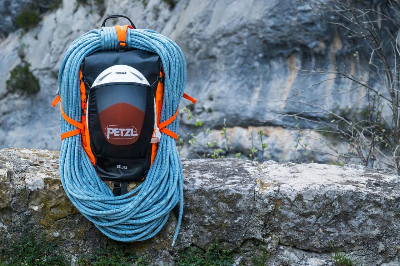 BUG ORANGE lezecký batoh 18L Petzl oranžový