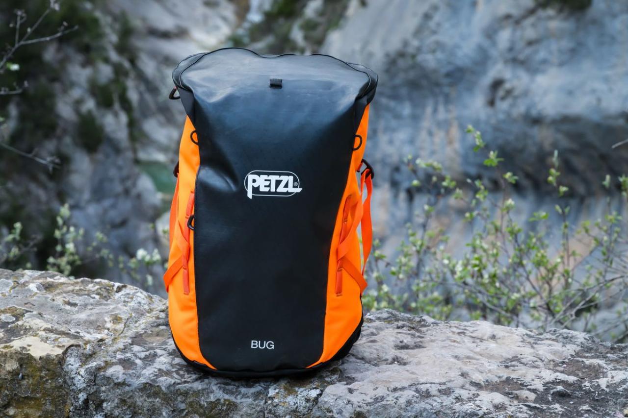 BUG ORANGE lezecký batoh 18L Petzl oranžový