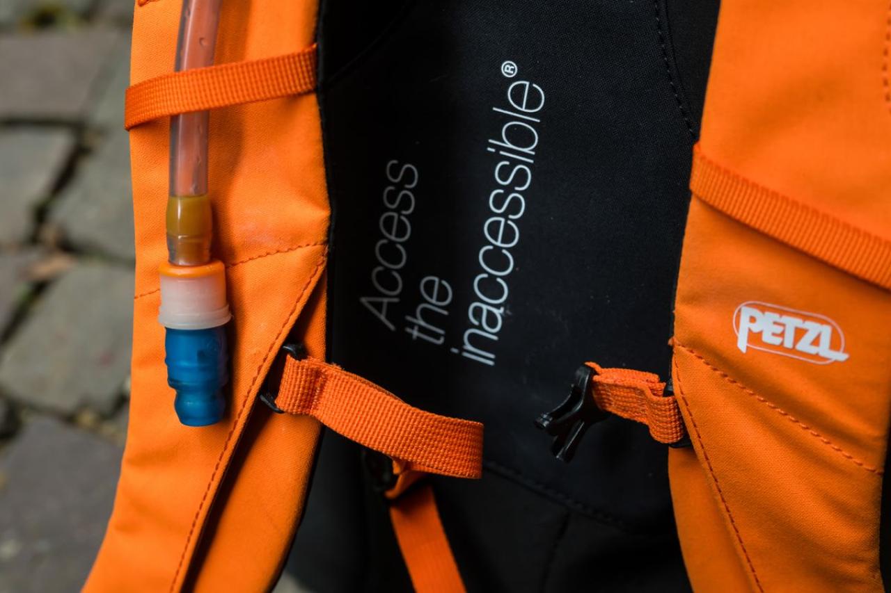 BUG ORANGE lezecký batoh 18L Petzl oranžový