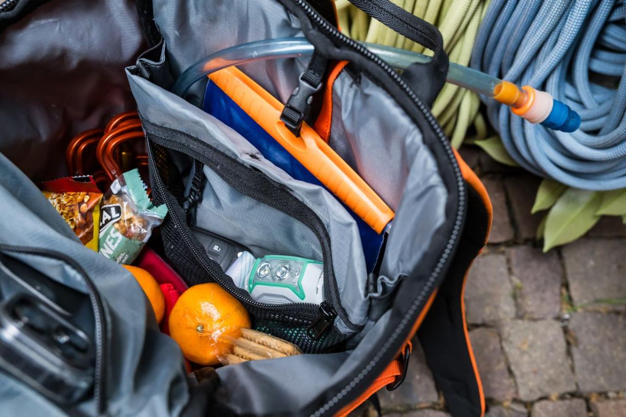 BUG ORANGE lezecký batoh 18L Petzl oranžový