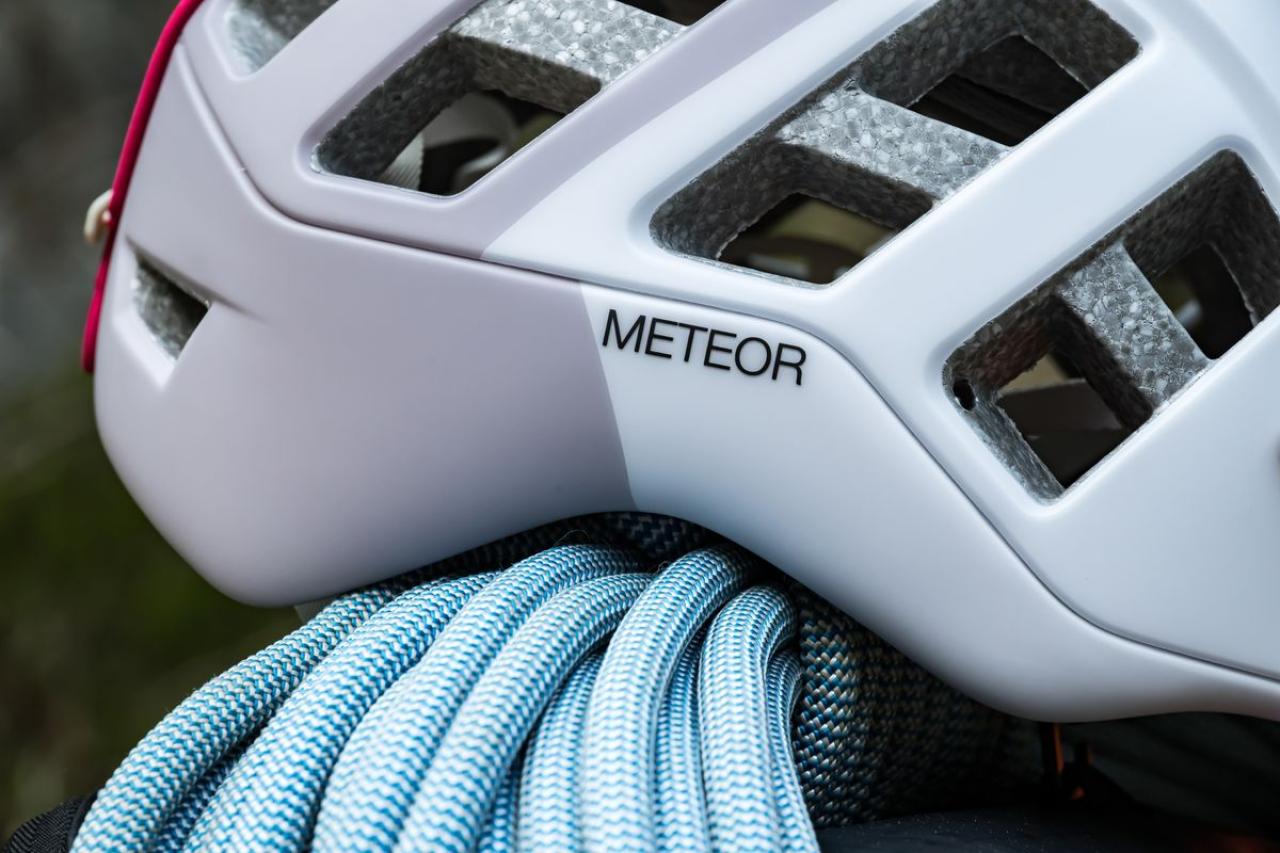 METEOR M/L WHITE ORANGE horolezecká přilba bílo-oranžová