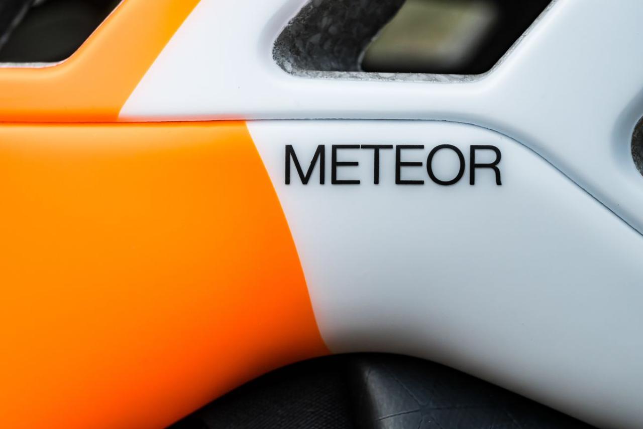 METEOR M/L WHITE ORANGE horolezecká přilba bílo-oranžová