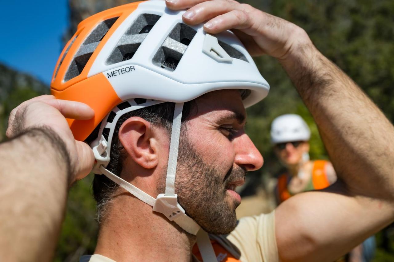 METEOR M/L WHITE ORANGE horolezecká přilba bílo-oranžová