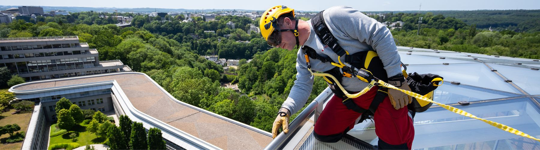 Stažení postrojů Newton a Swan