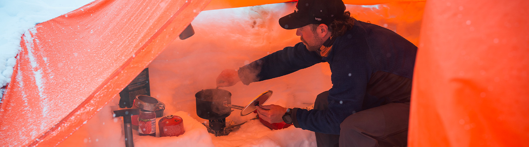 Jak zvládnout zimní kempování bez promrzlých prstů?  Vařiče MSR na kapalná paliva jsou řešením!